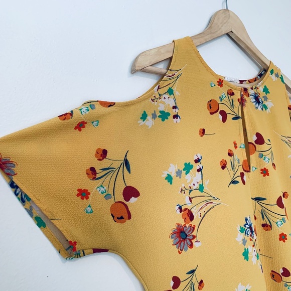 Floral cold shoulder short sleeve blouse - Picture 3 of 3